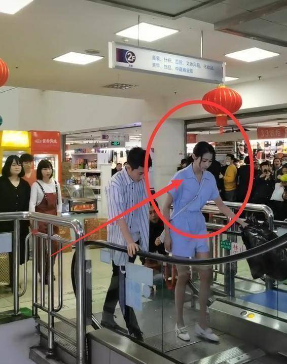 原创关晓彤商场拍戏没了明星滤镜路人镜头下才懂鹿晗眼光有多毒