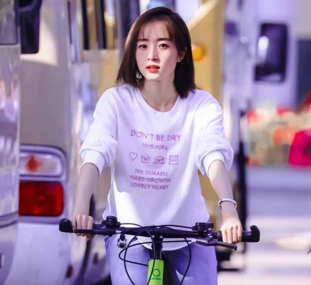 朱颜曼滋更像是中规中距的好学生,而胡冰卿则更像是学生时代卑微的