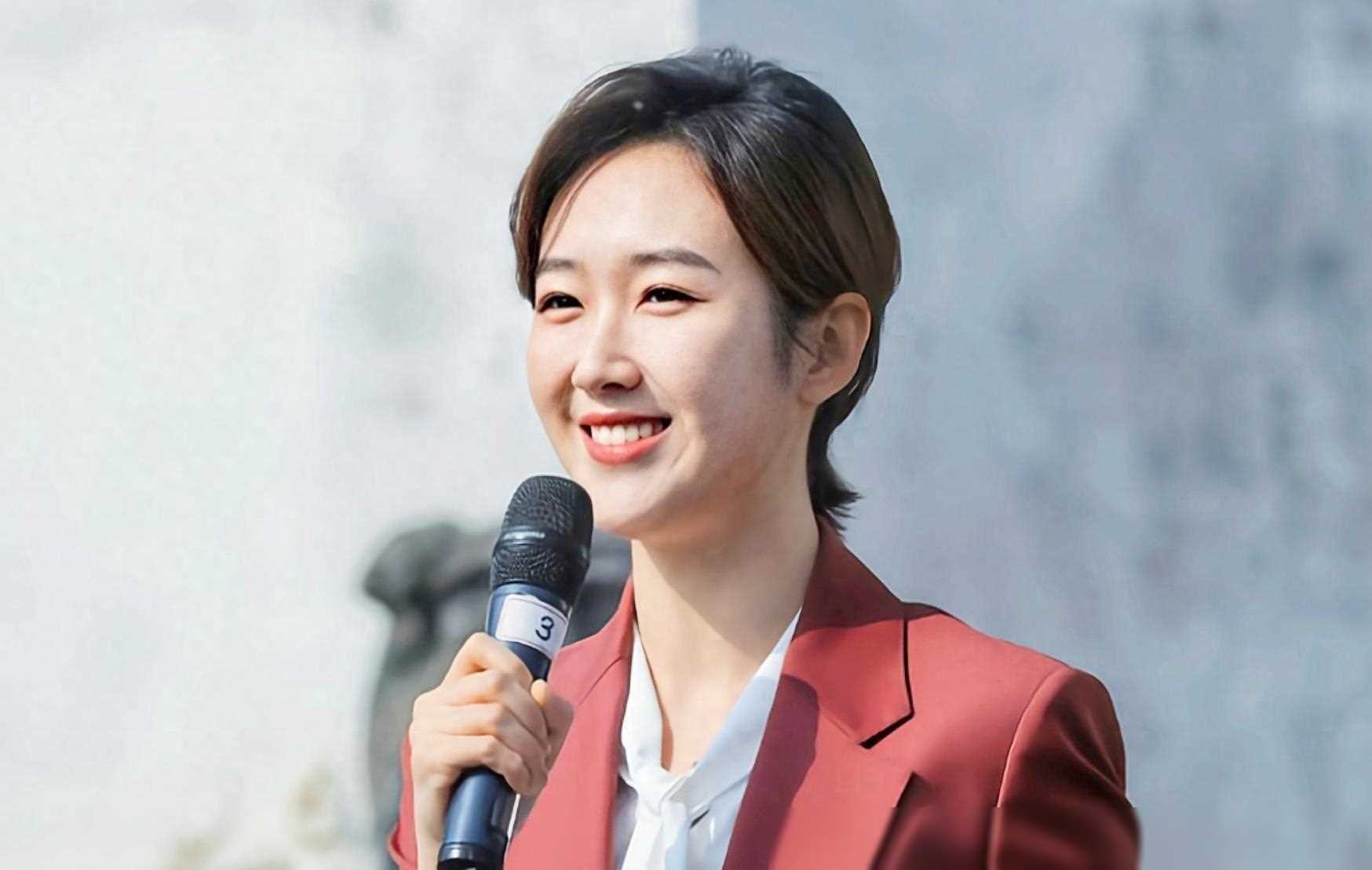 90后美女主持人:四载逐梦绽放春晚舞台_王嘉宁_成功_成长