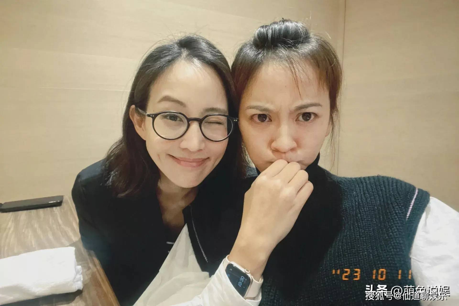 照片中的张钧甯,身着一件紫色西装外套,搭配黑色长裤和小白鞋,简约而