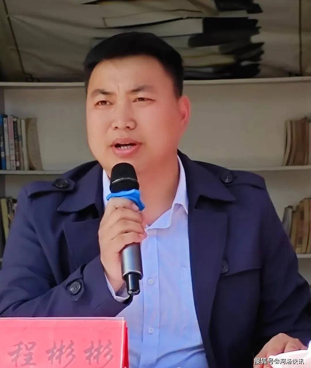 副局长贾丰伟,县教体局资助中心主任王虎军,陈吴乡中心校副