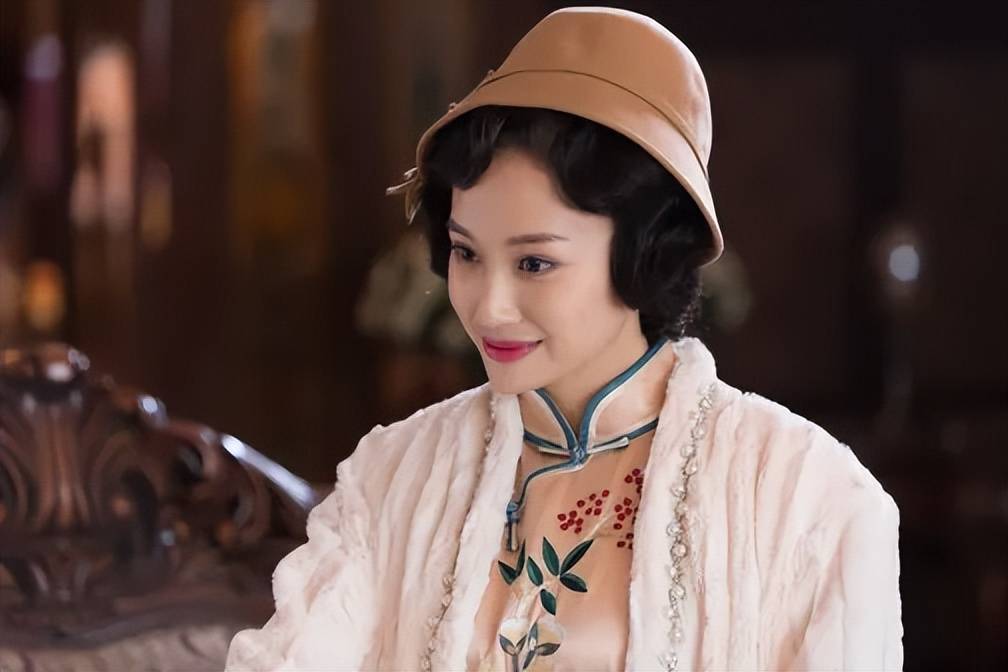 比如,在民国传奇剧《骑士的手套》里,隆妮就在剧中完美地演绎出了大