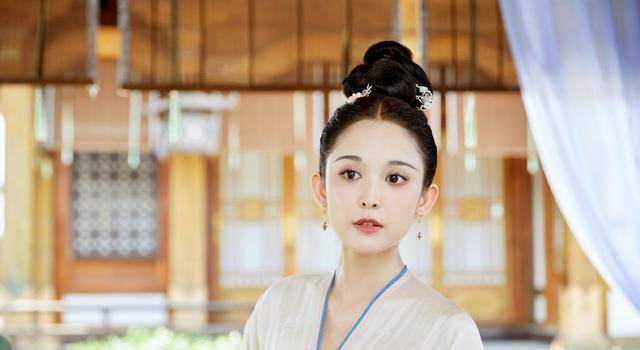 这种露出大光明顶得高高的发髻是唐朝女子最流行的发型,很有精神气