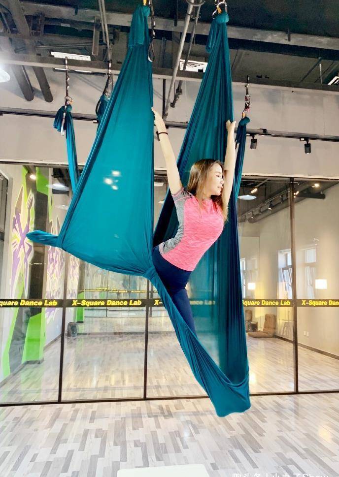 47岁朱迅真放得开空中瑜伽大秀魔鬼身材电线腿美得太出众