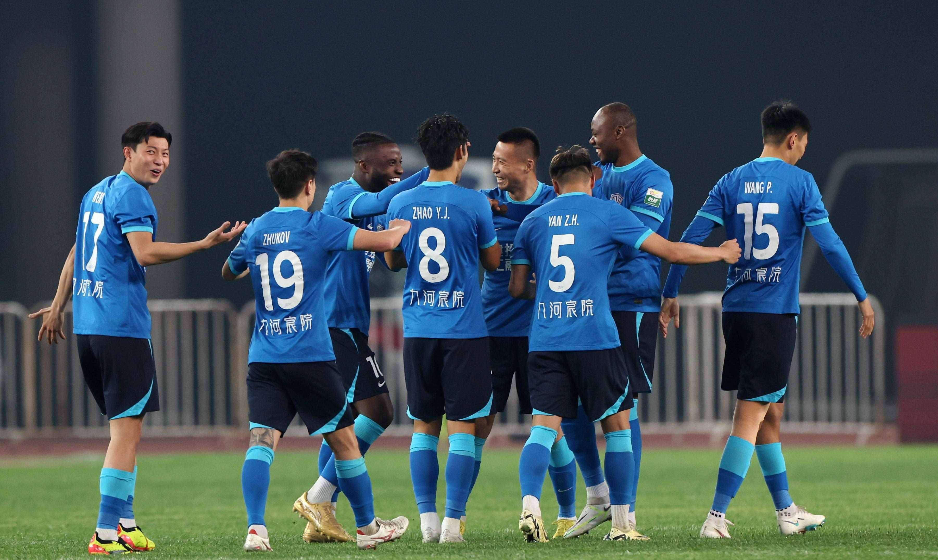 赛后,沧州雄狮队的球员们兴奋不已,他们相互拥抱庆祝这场胜利.