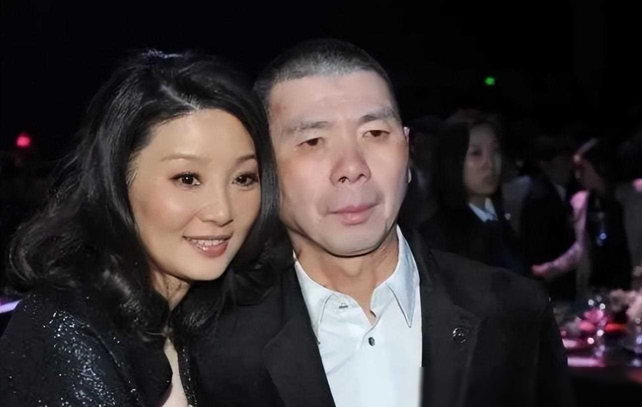 徐帆:逆境中坚韧,不提离婚却赢得尊重_冯小刚_爱情_故事
