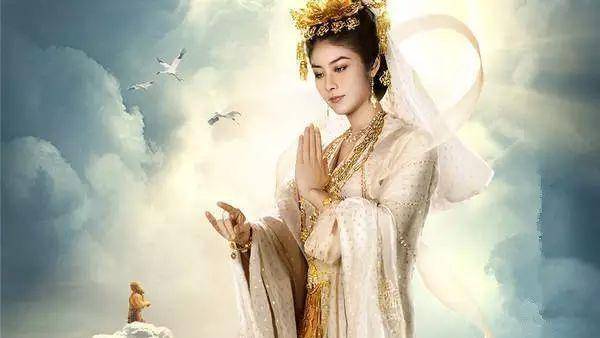 我们知道,白素贞是黎山老母的弟子,一下山就对观音说,一心向道,唯一的