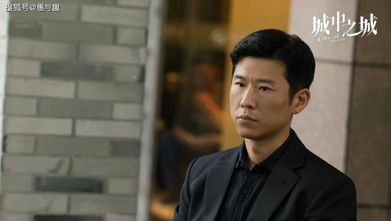 他在2021年的热门电视剧《山海情》中饰演男主陶无忌的兄弟马德宝,才