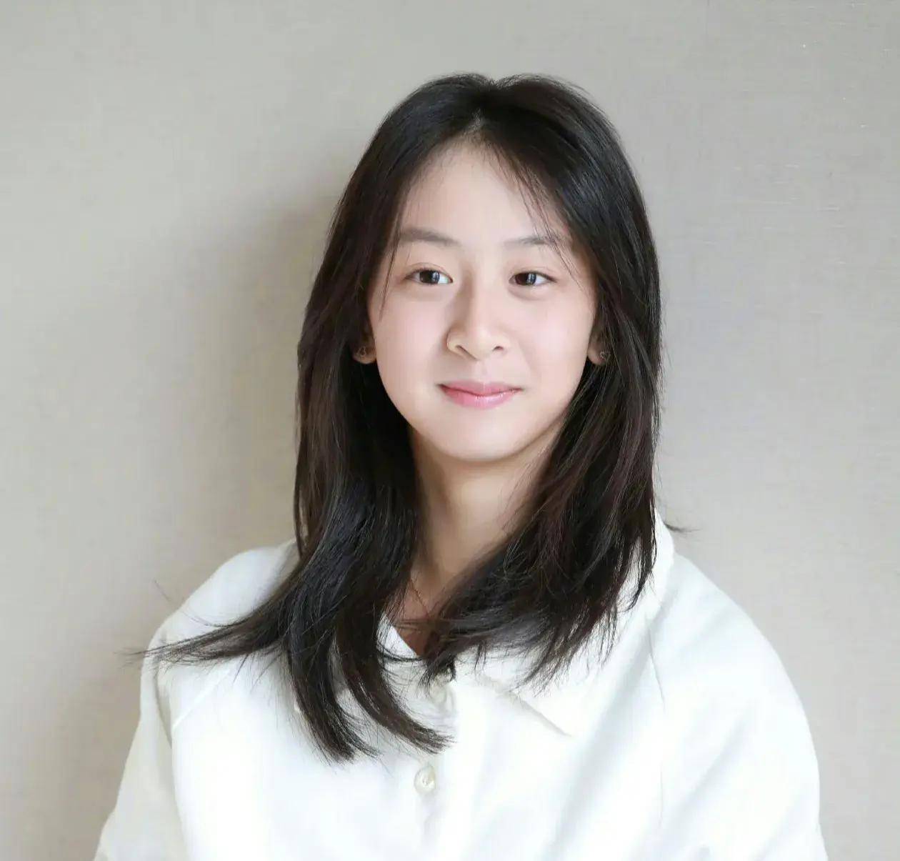 田亮叶一茜为女儿庆生,16岁森碟明媚清秀,小说中女主童年的颜值