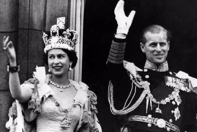 1953年6月2日英国女王伊丽莎白二世举行正式加冕礼!很壮观