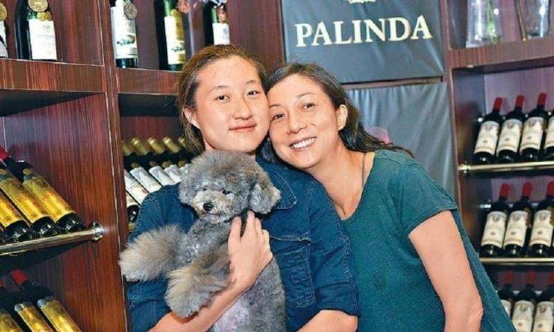 吴绮莉疑似已经走出往日阴影,以时尚美丽的姿态,引发众人点赞_成龙