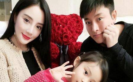 原创贾乃亮现身前妻李小璐豪宅被拍网友这是要复合了吗