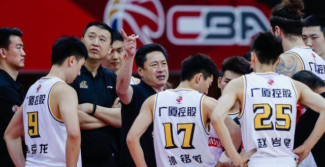 广厦vs首钢为何李春江提醒球员不要说话会被吹罚技术犯规