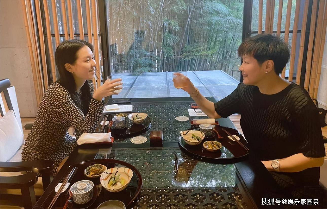 除了晒出自己的庆生照,哈文还与女儿法图麦分享了一张享用日料的合照.