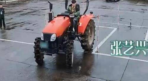 张艺兴拿到拖拉机驾照小狐狸的驾照在哪里考的