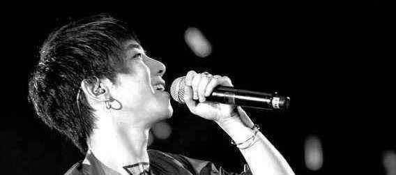 在喜欢他的人眼中,华晨宇是一个对音乐痴迷而执着的28岁年轻人,内心住