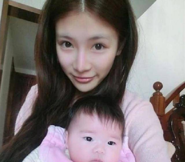 妻子祁可欣生女儿是剖腹产,所以当时还在休养时期,丈夫的无理取闹,她