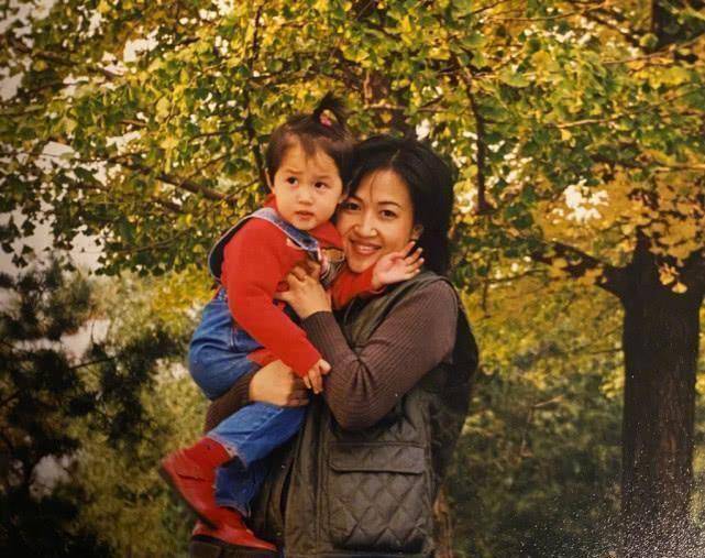 原创关晓彤晒儿时与妈妈合照希望妈妈不会变老母女俩颜值爆表