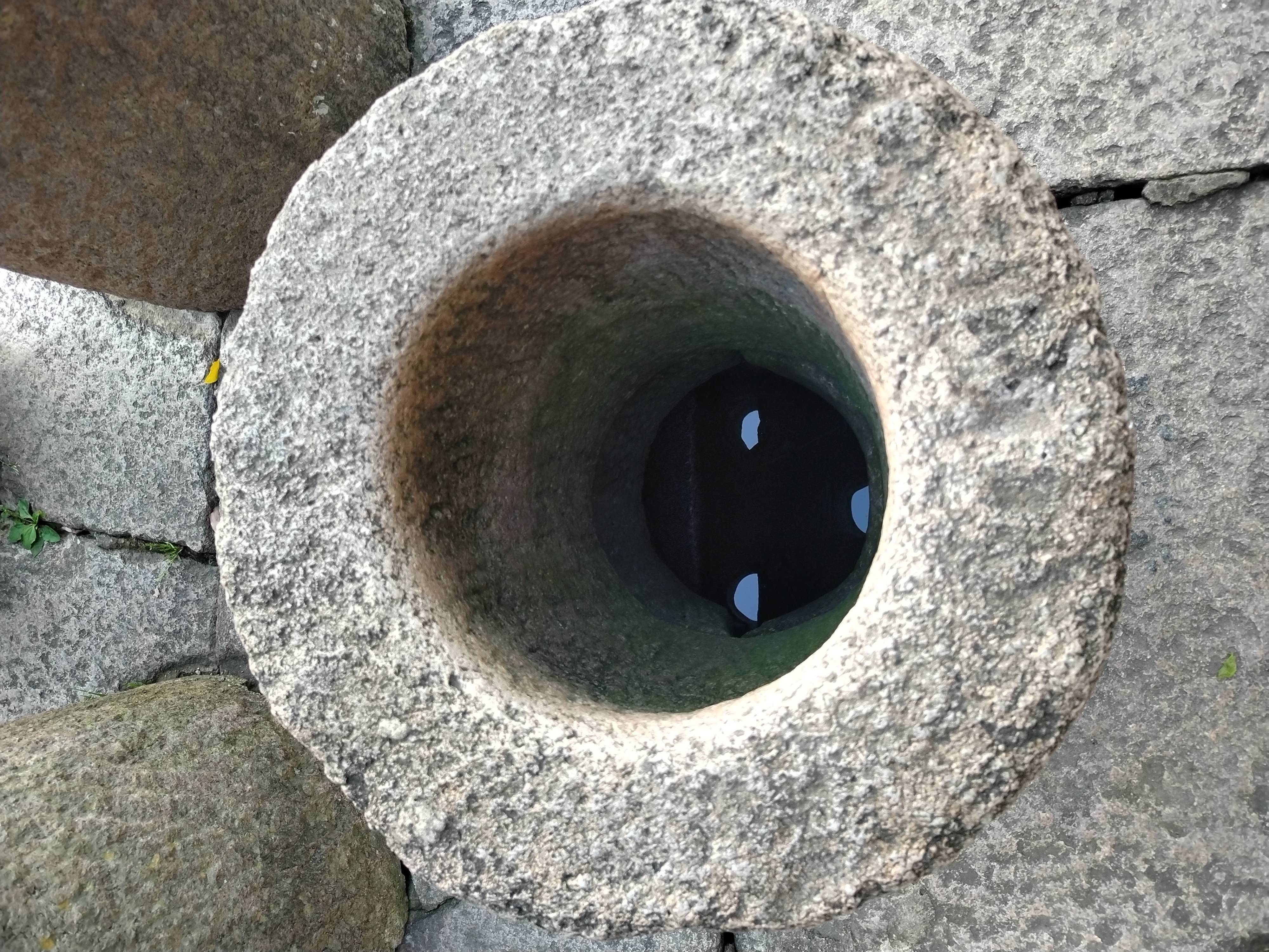 据史料记载:包公开的四眼井,在元代金兵攻破池州城后,被淤塞,直到明朝