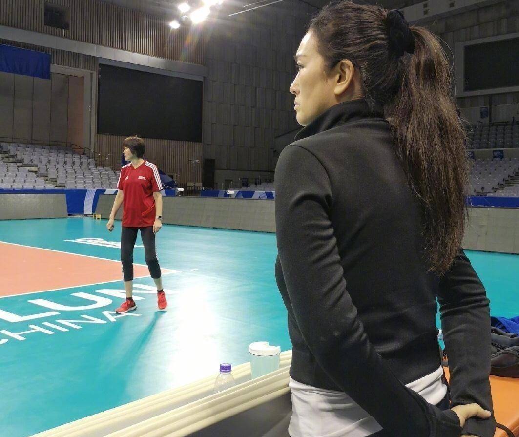巩俐拍摄中国女排受伤郎平点赞巩俐朱婷坦言演员不容易