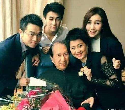 拍田园菜地美景,嫁给何猷君无豪门媳妇架子_何鸿燊