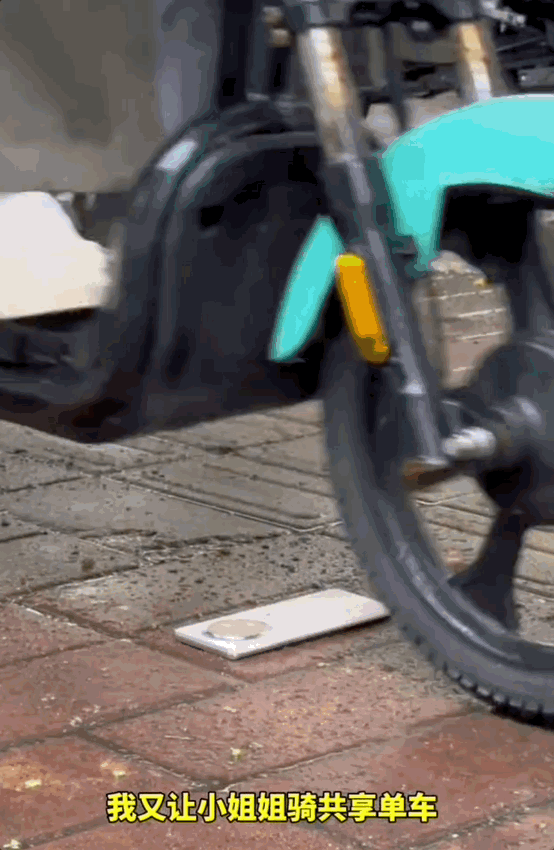 还直接在5米高的地方把oppo a3 pro扔下去,而且还骑电动车进行碾压