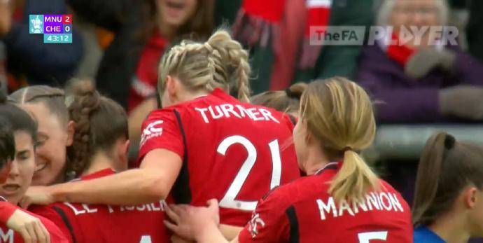 三粒进球都发生在上半场,曼联女足先进2球,切尔西女足扳回一球.