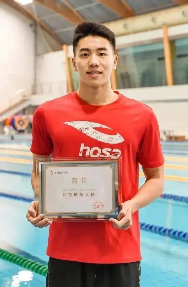 孙佳俊身高:178,不算低了,平时私下就是一个阳光帅气十足的大男孩!