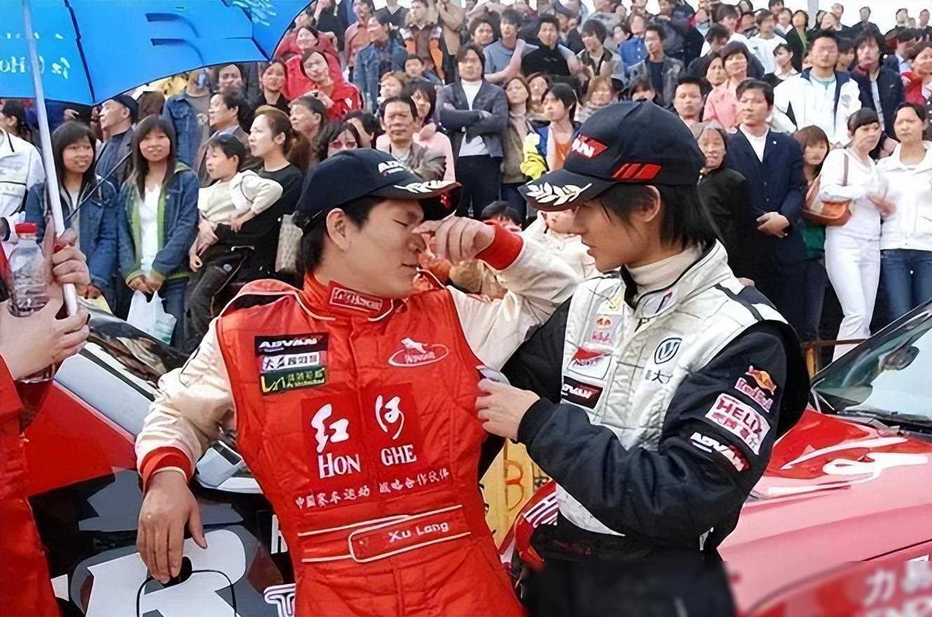 追悼会上的飞车王徐浪死因令人唏嘘妻子身怀六甲泣不成声