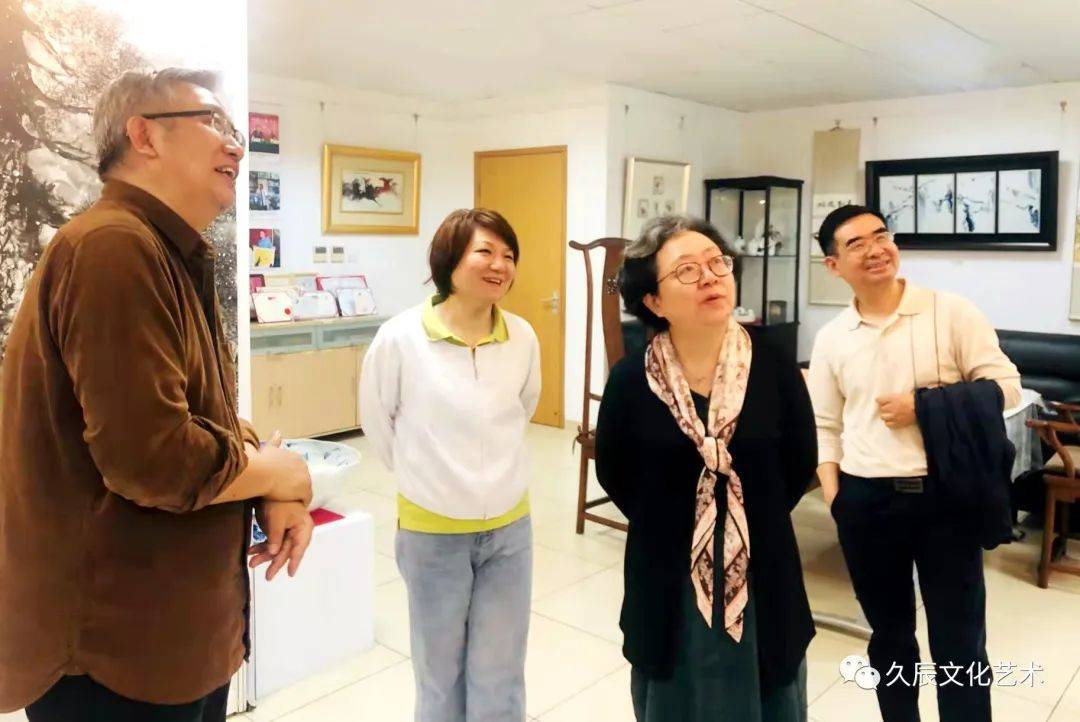 上海市政协科教文卫体委员会副主任,上海市政协书画院副院长肖泽平