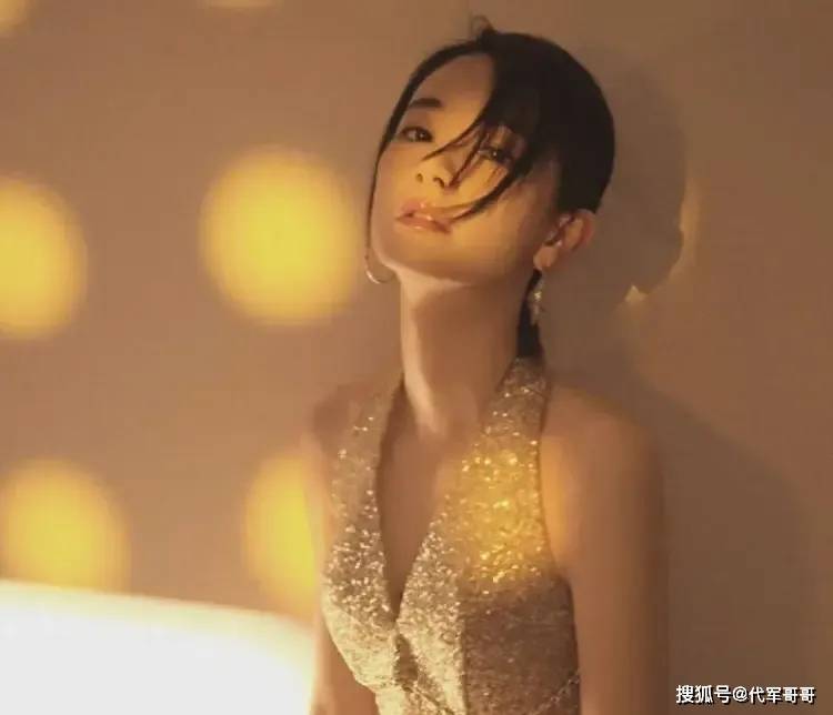 15岁爆红,18岁过气,33岁"睡垃圾堆"拿下金像奖影后_刘雅瑟_小北_刘欣