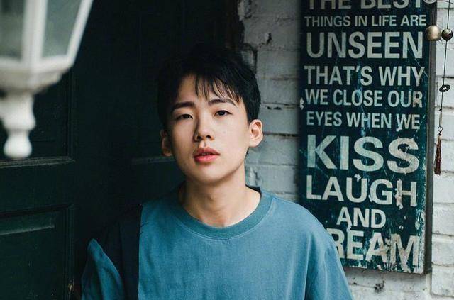 原创国剧盛典郭麒麟获奖不卑不亢沉稳从容不愧是人间清醒