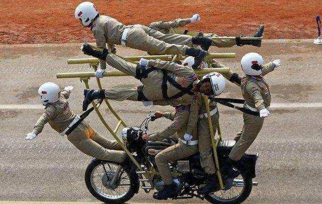 原创摩托车大撒把叠罗汉印度阅兵为何爱摩托车表演有三个原因