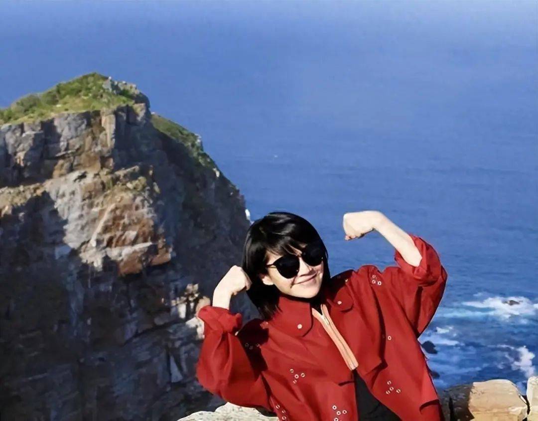 原创55岁许晴又去国外旅游穿红色风衣皮裤短发时髦洋气又减龄