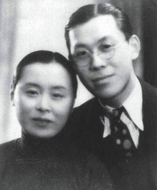 大诗人徐志摩老照片:生前逼迫妻子张幼仪堕胎,死后陆小曼不愿给他收尸