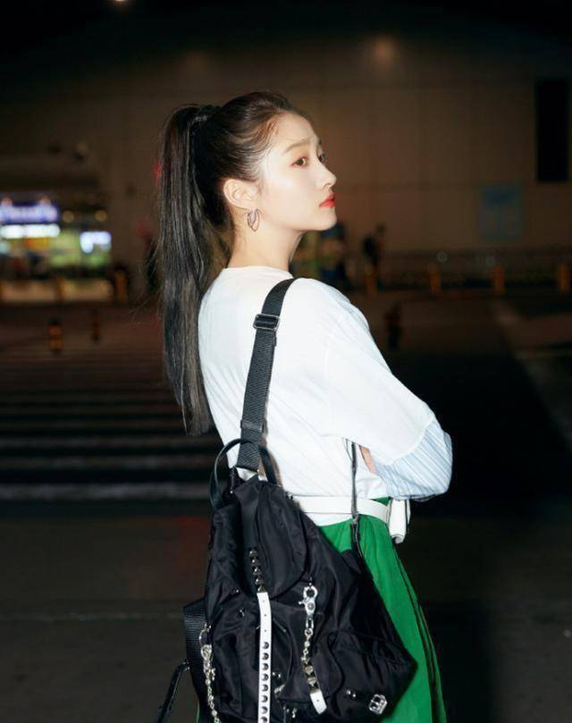 关晓彤衣品大有长进,穿白绿拼接连衣裙青春活力,纤纤长腿超抢镜