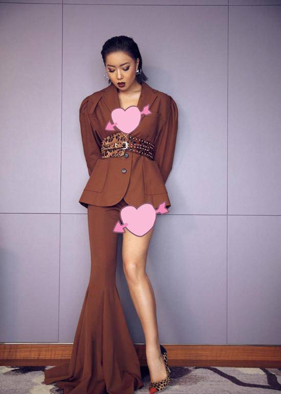 原创28岁王菊穿彩虹款泳衣自拍粉色卷发像芭比打扮减龄时尚有个性