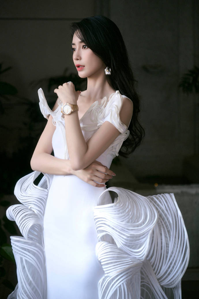原创baby高调出席活动一袭白裙勾勒窈窕回眸一笑超惊艳