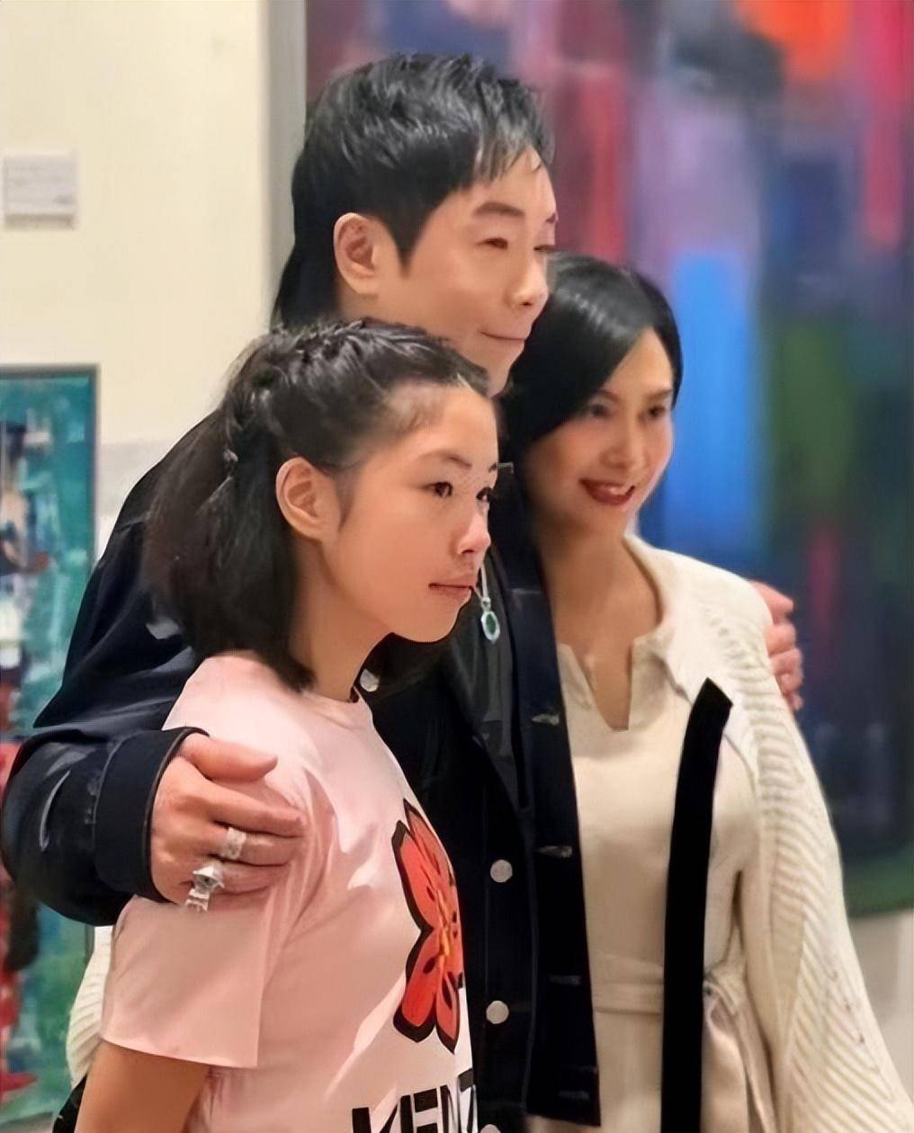 同一天露面的5个星二代朱茵女儿最惹人爱梧桐妹最会享受自由