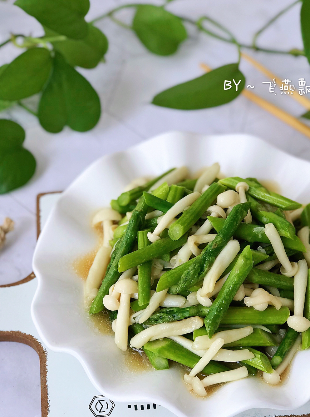 原创超好吃的芦笋炒海鲜菇鲜嫩爽口又低脂多吃不胖
