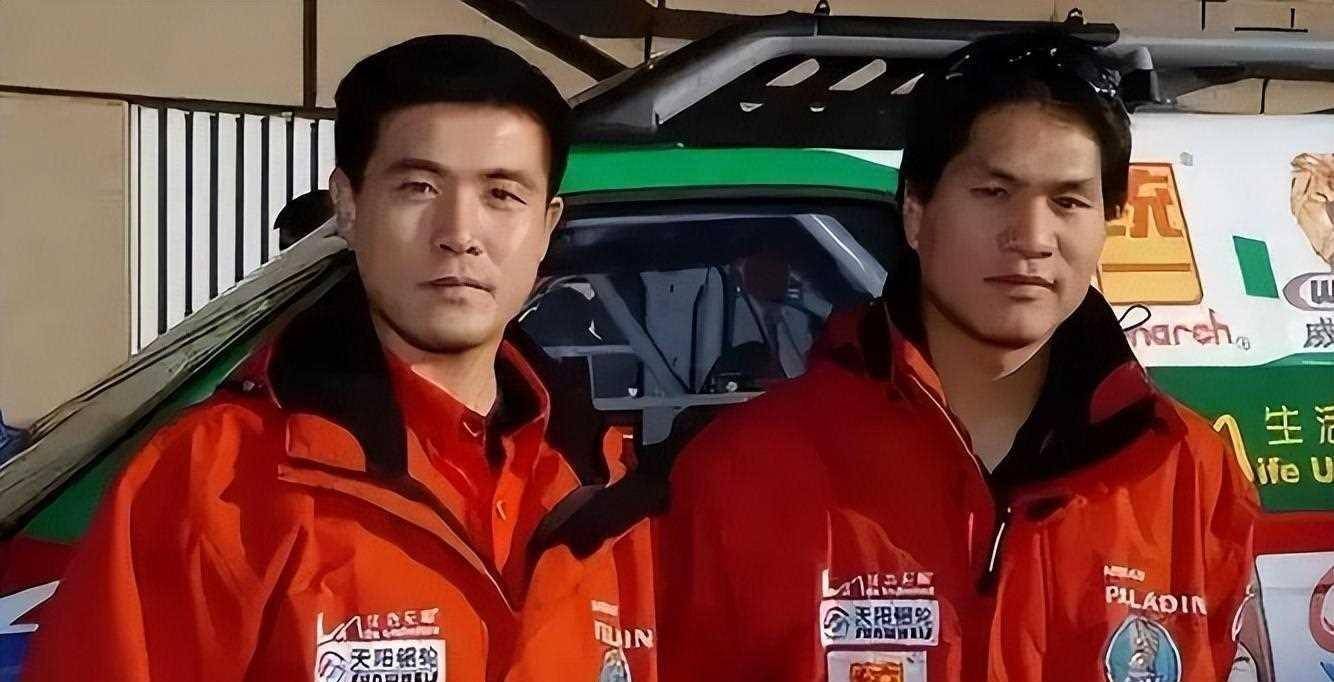 32岁飞车王徐浪追悼会伤因令人心酸女子身怀六甲哭成泪