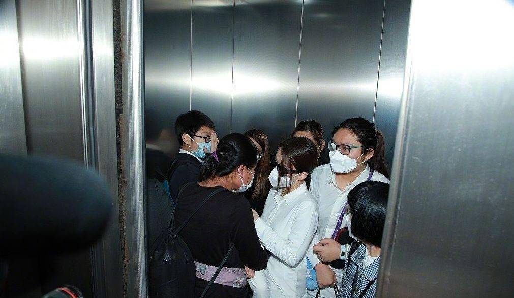 原创郭富城捧母亲灵位现身方媛一身白衣悼念两女儿被围堵好可怜