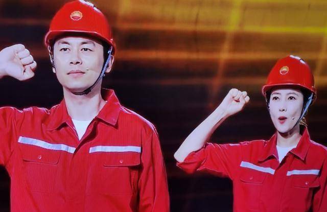 高圆圆不愧是女神穿工作服依旧美丽站张艺兴旁边好耀眼