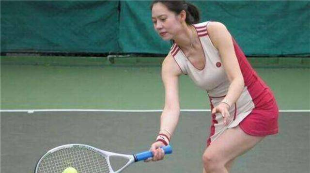 那一场比赛,中国队因为临时缺少了主力人员胡娜而输得有些狼狈,以0:3