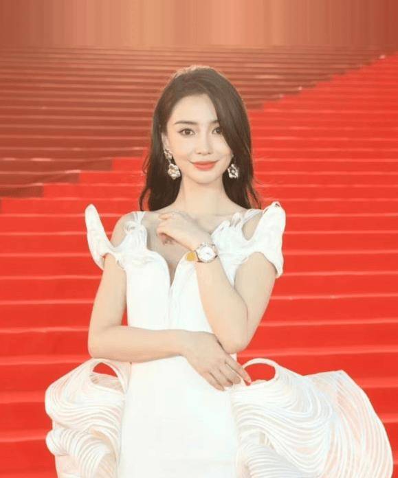 杨颖自曝将回港圈发展,拒绝回答疯马秀问题:不如不要说这些_金像奖