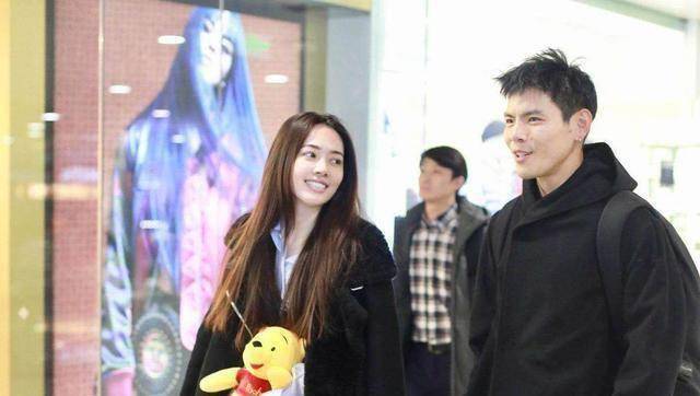 不过没想到这一位"国民老公"也有嫁人的一天,而且还是这么有男人味的