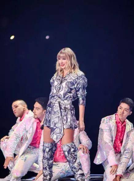 原创高晓松与霉霉合照成小粉丝嘴上说着诗和远方心里却都是苟且