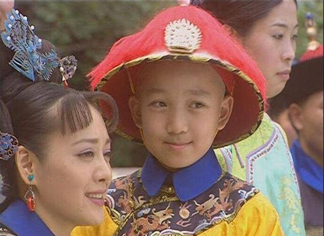 皇太极死后,孝庄为了儿子福临的未来,便极力拉拢小叔子多尔衮推举