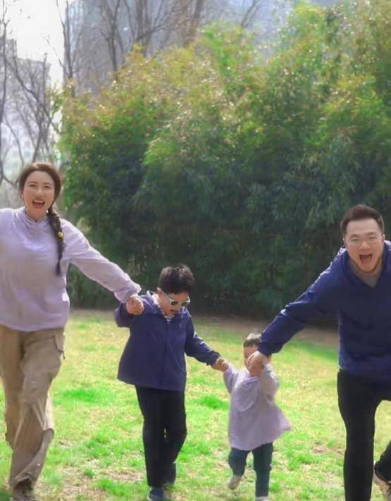 宋丹丹一家五口露营,现场很温馨,巴图最小的儿子和他看起来像复制粘贴