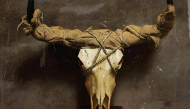 冷军画捆着麻布的牛角尖卖483万专家放大10倍看不贵